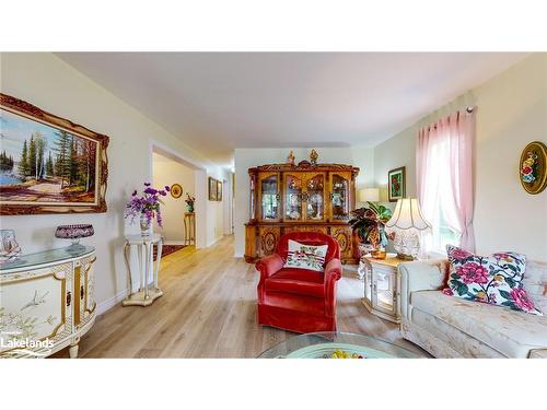 26 Pennsylvania Avenue, Wasaga Beach, ON - Indoor Photo Showing Living Room