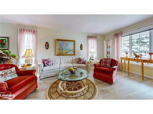 26 Pennsylvania Avenue, Wasaga Beach, ON - Indoor Photo Showing Living Room