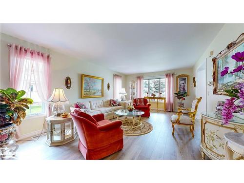 26 Pennsylvania Avenue, Wasaga Beach, ON - Indoor Photo Showing Living Room