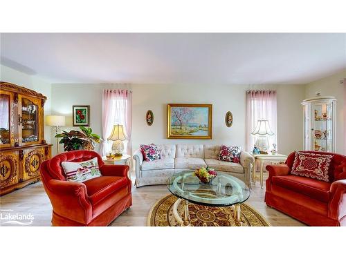 26 Pennsylvania Avenue, Wasaga Beach, ON - Indoor Photo Showing Living Room