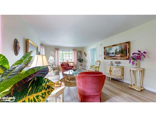 26 Pennsylvania Avenue, Wasaga Beach, ON - Indoor Photo Showing Living Room