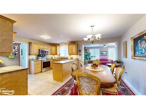 26 Pennsylvania Avenue, Wasaga Beach, ON - Indoor Photo Showing Dining Room