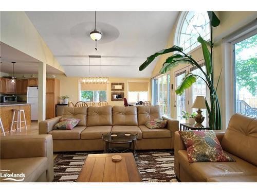 1354 Tiny Beaches Road N, Tiny Twp, ON - Indoor Photo Showing Living Room