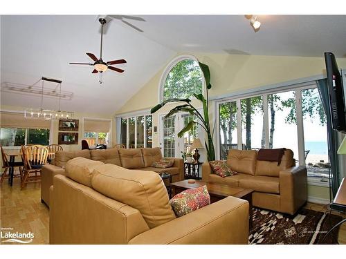 1354 Tiny Beaches Road N, Tiny Twp, ON - Indoor Photo Showing Living Room