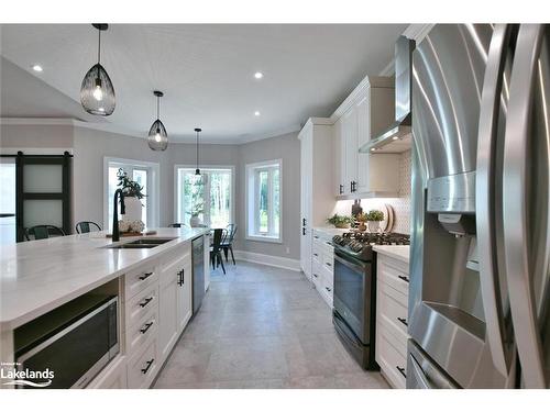 4 Laurel Boulevard, Collingwood, ON - Indoor Photo Showing Kitchen With Double Sink With Upgraded Kitchen