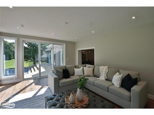 4 Laurel Boulevard, Collingwood, ON - Indoor Photo Showing Living Room