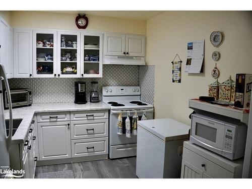 102-696 King Street, Midland, ON - Indoor Photo Showing Kitchen