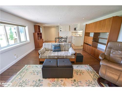 365 Macisaac Drive, Orillia, ON - Indoor Photo Showing Living Room