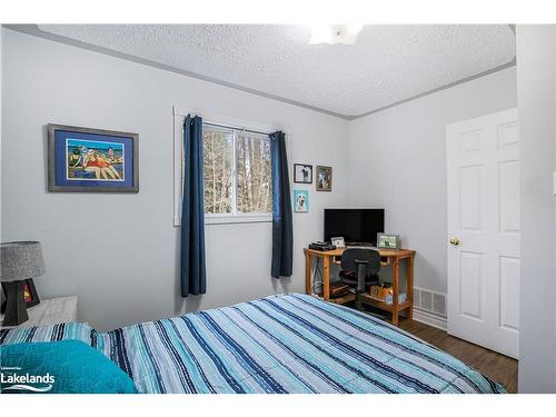 22 Laurier Boulevard, Tiny, ON - Indoor Photo Showing Bedroom