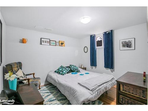 22 Laurier Boulevard, Tiny, ON - Indoor Photo Showing Bedroom