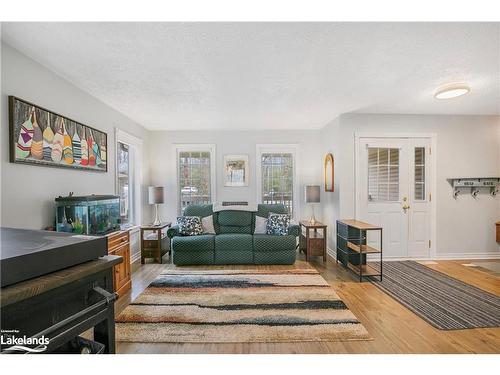 22 Laurier Boulevard, Tiny, ON - Indoor Photo Showing Living Room