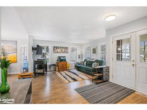 22 Laurier Boulevard, Tiny, ON - Indoor Photo Showing Living Room