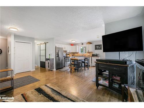 22 Laurier Boulevard, Tiny, ON - Indoor Photo Showing Living Room