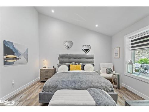 140 Vernon Shores Avenue, Huntsville, ON - Indoor Photo Showing Bedroom