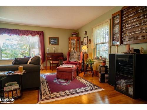 113 Hammel Ave Avenue, Nobel, ON - Indoor Photo Showing Living Room