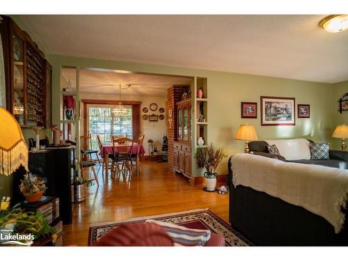 113 Hammel Ave Avenue, Nobel, ON - Indoor Photo Showing Living Room