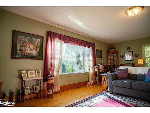 113 Hammel Ave Avenue, Nobel, ON - Indoor Photo Showing Living Room