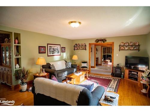 113 Hammel Ave Avenue, Nobel, ON - Indoor Photo Showing Living Room