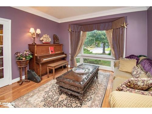 14 Marsh Harbour, Aurora, ON - Indoor Photo Showing Living Room