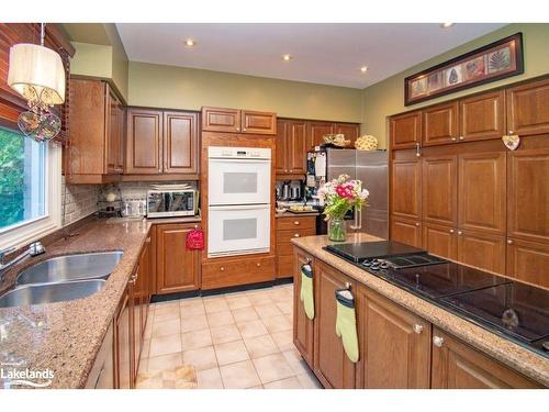 14 Marsh Harbour, Aurora, ON - Indoor Photo Showing Kitchen With Double Sink