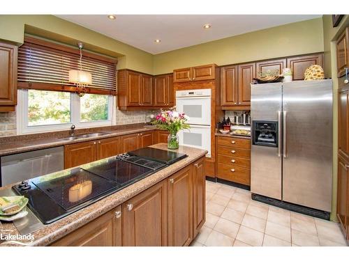 14 Marsh Harbour, Aurora, ON - Indoor Photo Showing Kitchen With Double Sink