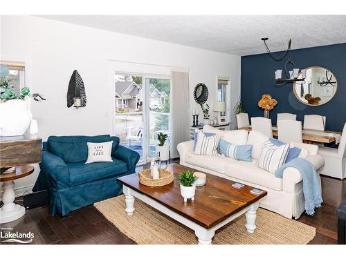 13-68 Webb Circle, Haliburton, ON - Indoor Photo Showing Living Room