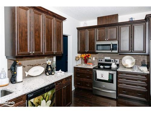 13-68 Webb Circle, Haliburton, ON - Indoor Photo Showing Kitchen