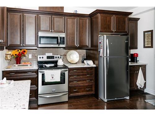 13-68 Webb Circle, Haliburton, ON - Indoor Photo Showing Kitchen