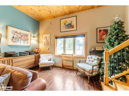 221 Dill Street, Bracebridge, ON - Indoor Photo Showing Living Room