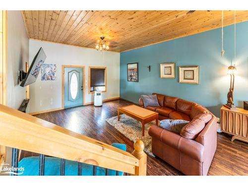 221 Dill Street, Bracebridge, ON - Indoor Photo Showing Living Room