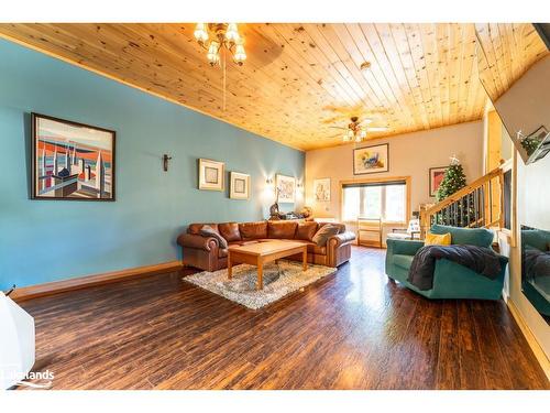 221 Dill Street, Bracebridge, ON - Indoor Photo Showing Living Room