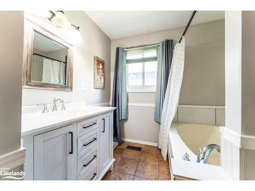 221 Dill Street, Bracebridge, ON - Indoor Photo Showing Bathroom