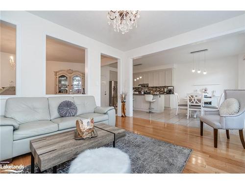 26 Homerton Avenue, Richmond Hill, ON - Indoor Photo Showing Living Room