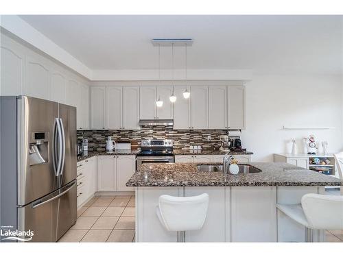 26 Homerton Avenue, Richmond Hill, ON - Indoor Photo Showing Kitchen With Double Sink With Upgraded Kitchen