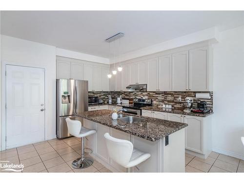 26 Homerton Avenue, Richmond Hill, ON - Indoor Photo Showing Kitchen With Double Sink With Upgraded Kitchen