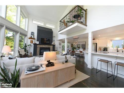 3 Simcoe Street, Wasaga Beach, ON - Indoor Photo Showing Kitchen