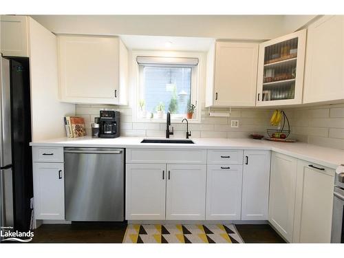 3 Simcoe Street, Wasaga Beach, ON - Indoor Photo Showing Kitchen