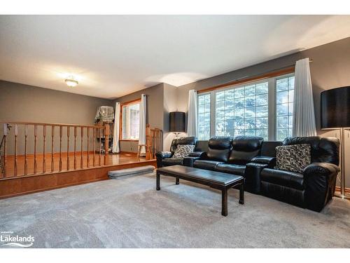 4060 10Th Side Road, Bradford, ON - Indoor Photo Showing Living Room