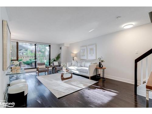 106-80 Quebec Avenue, Toronto, ON - Indoor Photo Showing Living Room