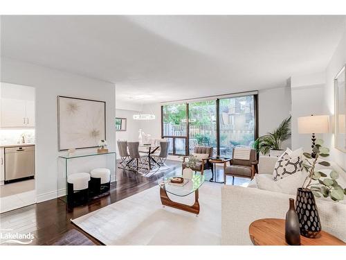 106-80 Quebec Avenue, Toronto, ON - Indoor Photo Showing Living Room