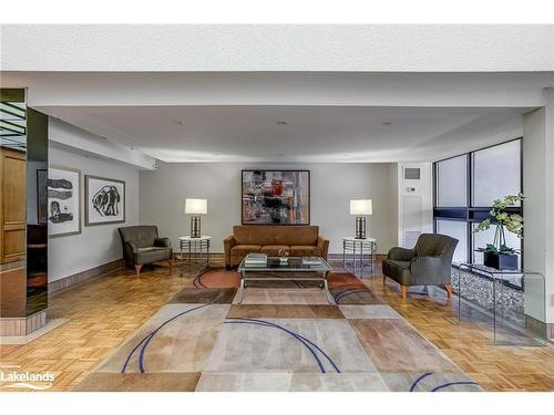 106-80 Quebec Avenue, Toronto, ON - Indoor Photo Showing Living Room