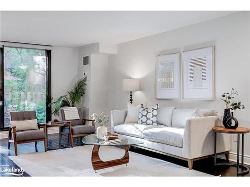 106-80 Quebec Avenue, Toronto, ON - Indoor Photo Showing Living Room