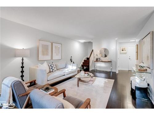 106-80 Quebec Avenue, Toronto, ON - Indoor Photo Showing Living Room