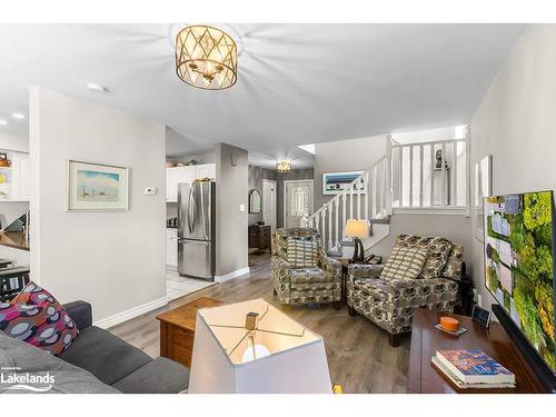 101 Market Street, Collingwood, ON - Indoor Photo Showing Living Room