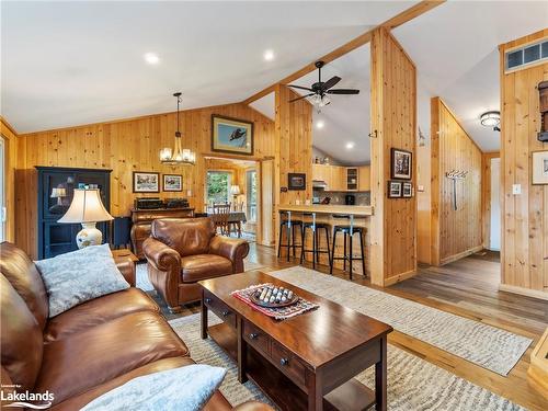 1041 Big Island Road, Bracebridge, ON - Indoor Photo Showing Living Room