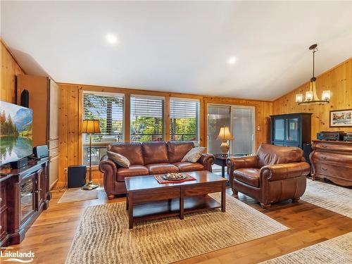 1041 Big Island Road, Bracebridge, ON - Indoor Photo Showing Living Room