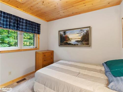 1041 Big Island Road, Bracebridge, ON - Indoor Photo Showing Bedroom