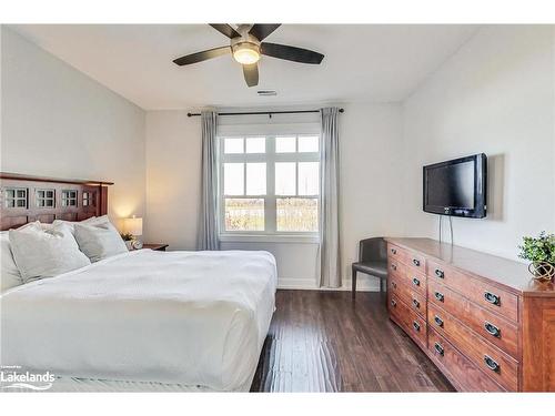 202-115 Fairway Court, Town Of Blue Mountains, ON - Indoor Photo Showing Bedroom