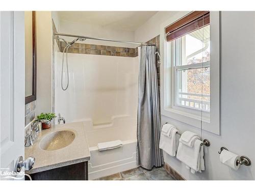 202-115 Fairway Court, Town Of Blue Mountains, ON - Indoor Photo Showing Bathroom