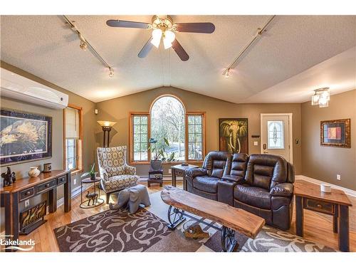 235 Medonte Sideroad 2, Coldwater, ON - Indoor Photo Showing Living Room